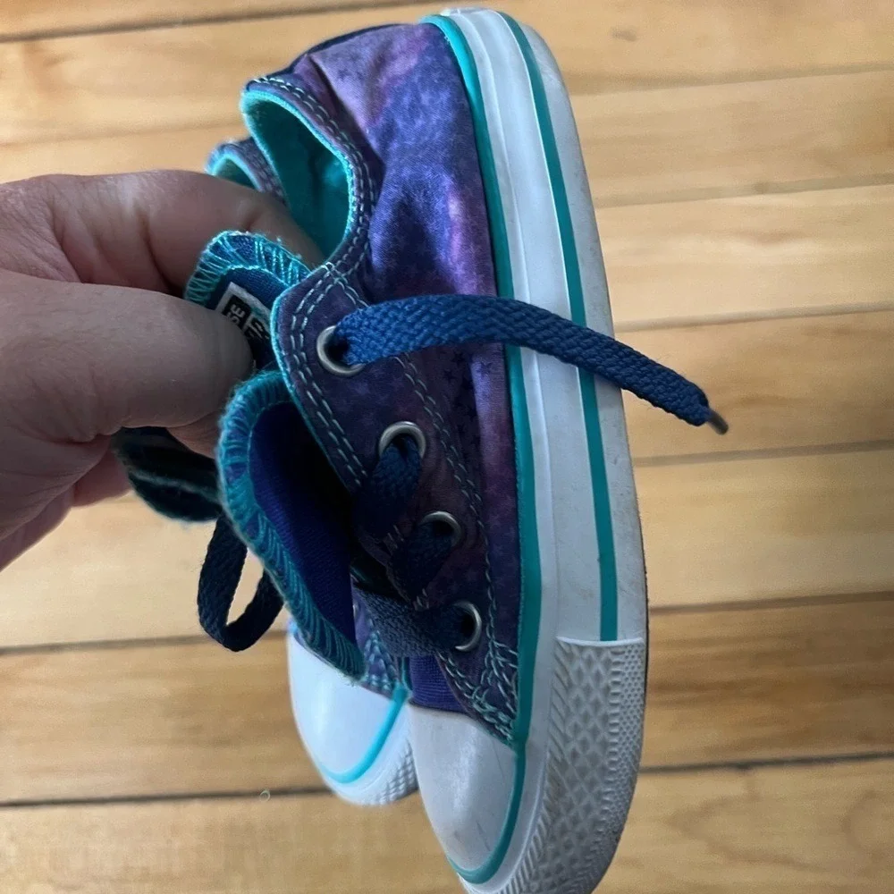 Converse purple‎ and blue youth tennis shoes